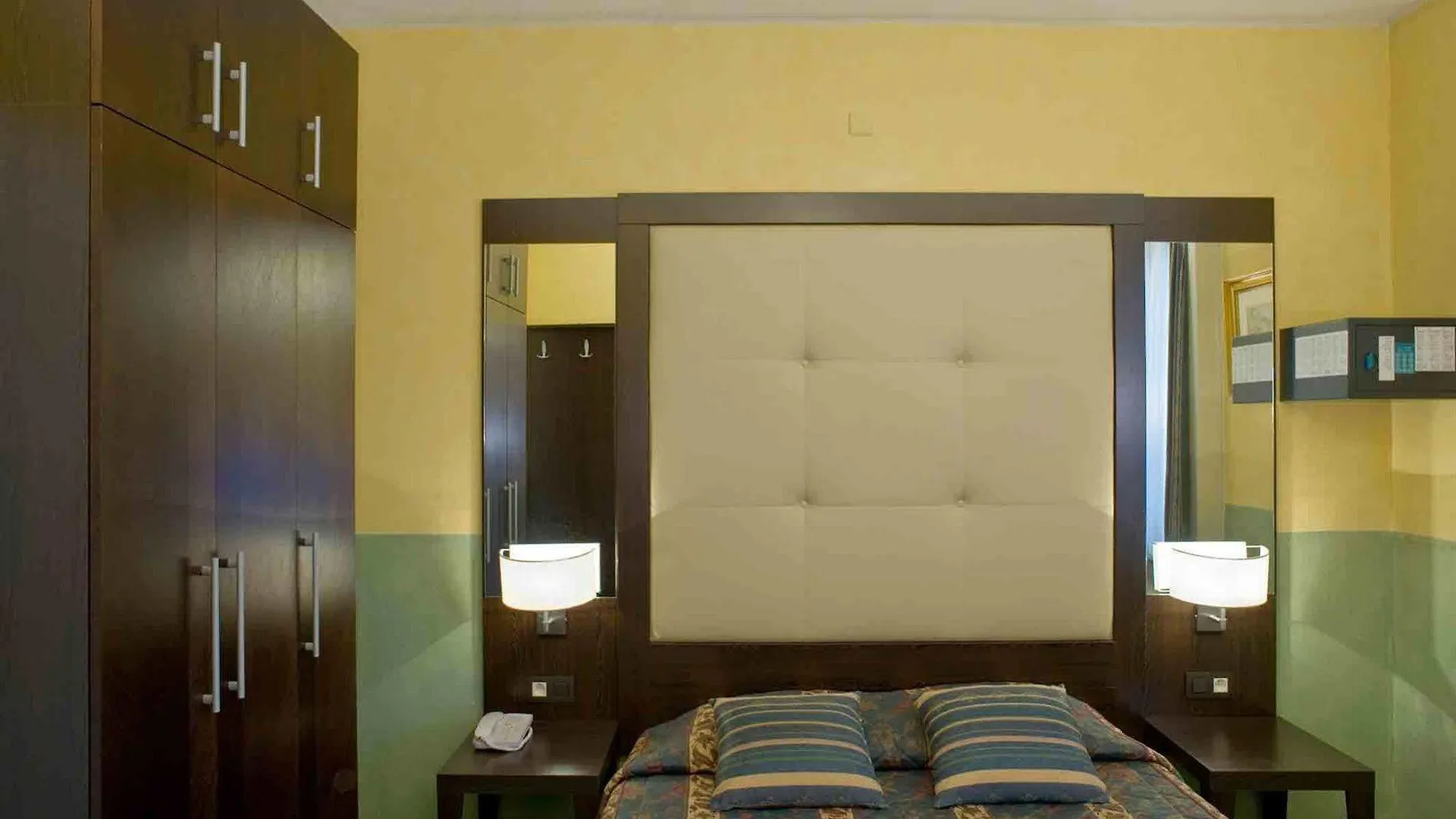 ***  Hotel Plasky Schaerbeek Бельгия